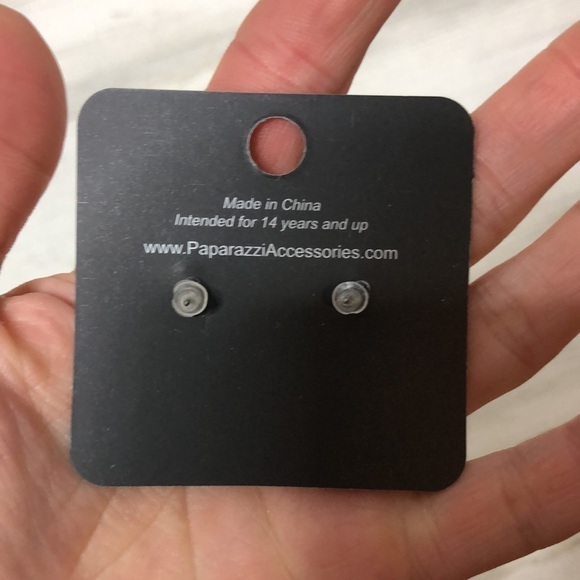 Paparazzi Green Side Sparkle Statement Studs New - Picture 3 of 3